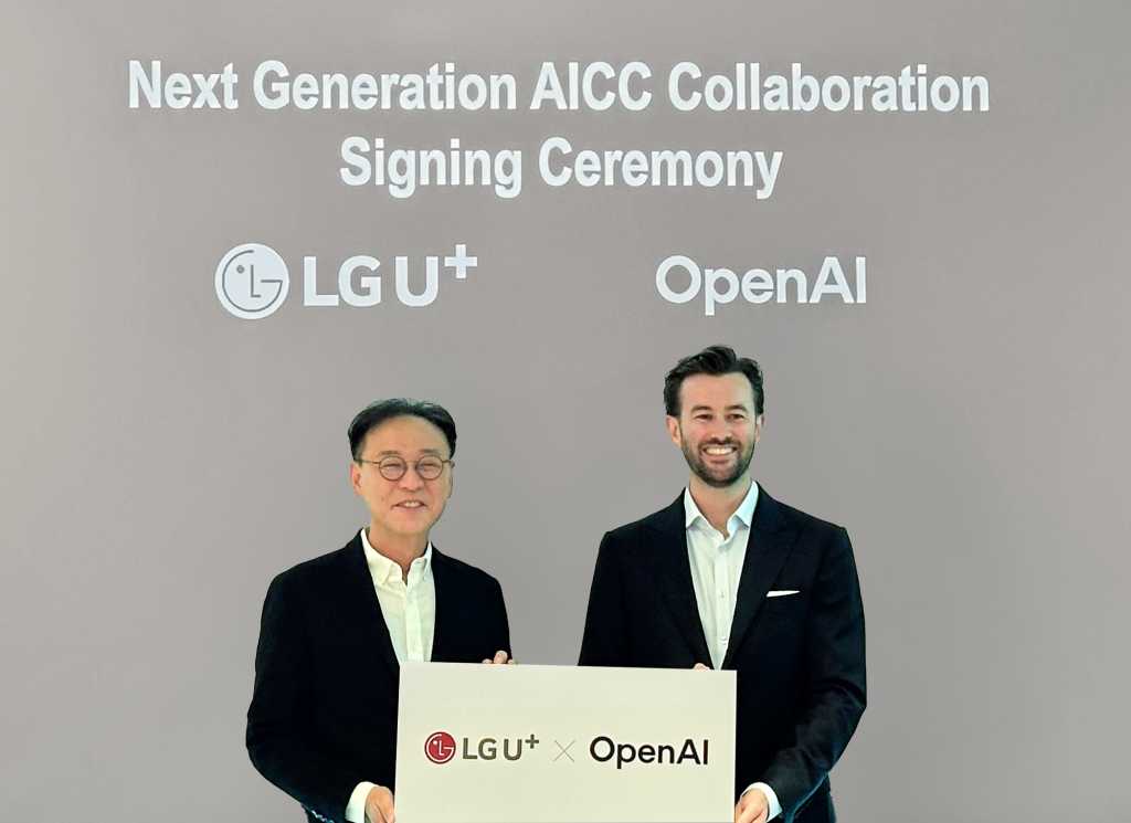 안형균 LG유플러스 기업AI사업그룹장(왼쪽)과 앤디 브라운 오픈AI 아시아태평양 지역 비즈니스 총괄(오른쪽)