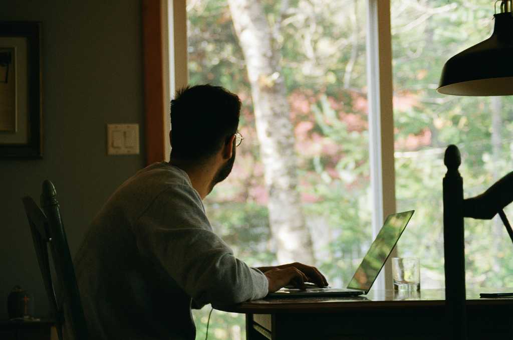 hombre teletrabajando