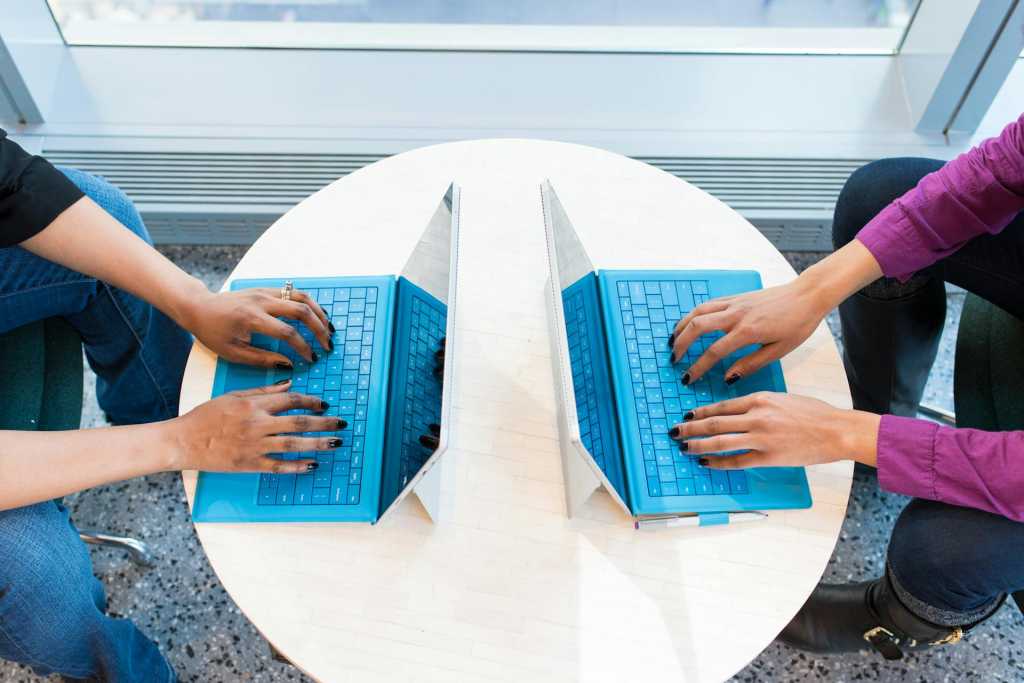 Dos empleados trabajan en sus ordenadores